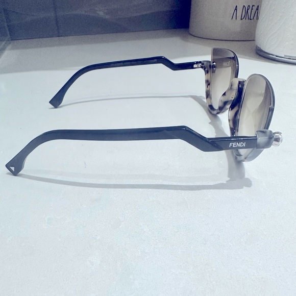 Fendi Sunglasses - Picture 3 of 4